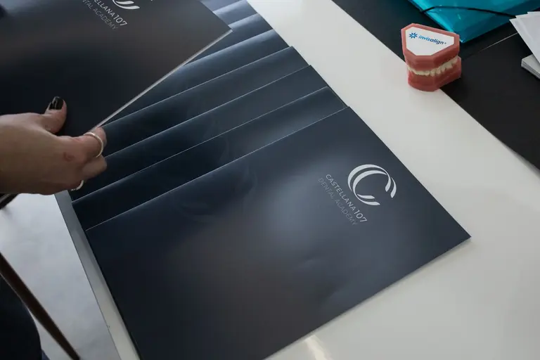 Material del curso con el logotipo de la Castellana Dental Academy