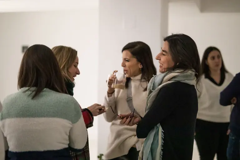 Alumnos y ponentes conversando en la Castellana Dental Academy