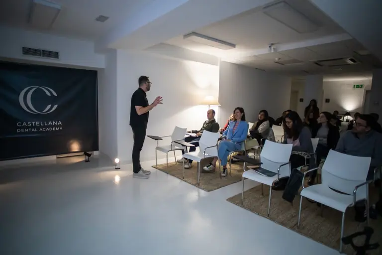 Clase teórica en la sala de la Castellana Dental Academy