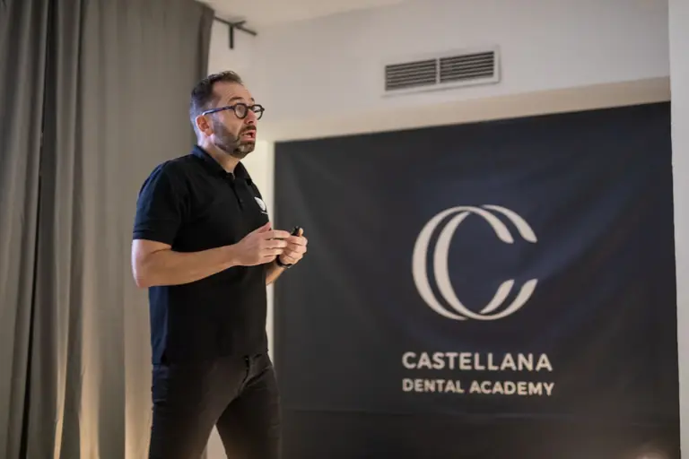 Ponente explicando un caso clínico en la Academy