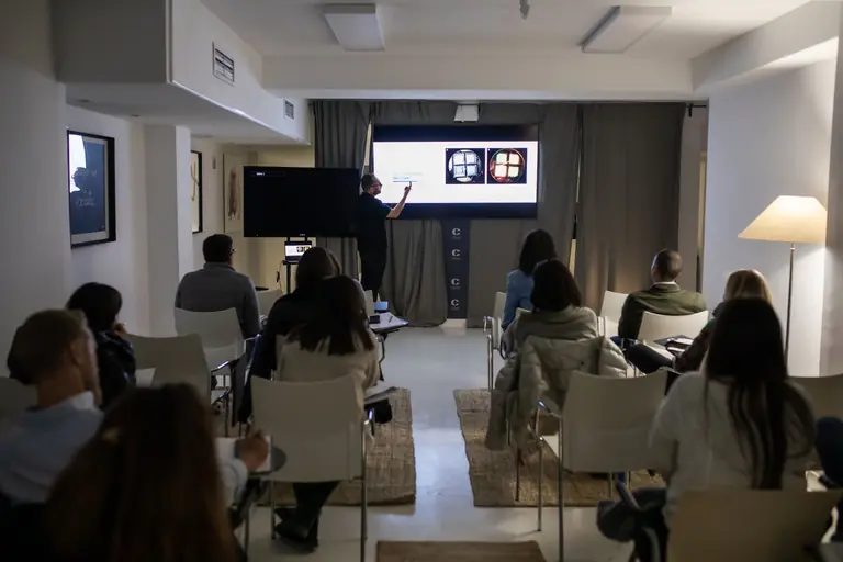 Alumnos en la sala durante la sesión teórica